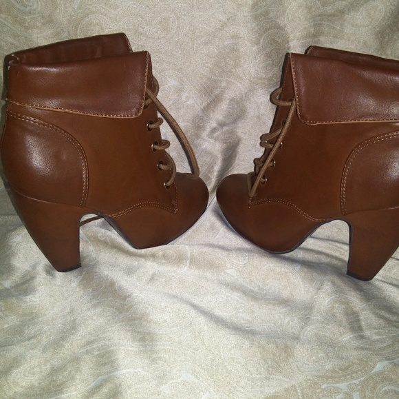 Dollhouse Lace up booties - Picture 2 of 4